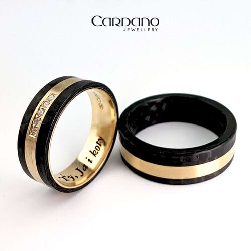 Karbonowe obrączki ślubne z żółtym złotem i brylantami syntetycznymi