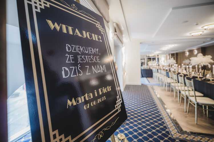 Tablica powitalna na sali weselnej