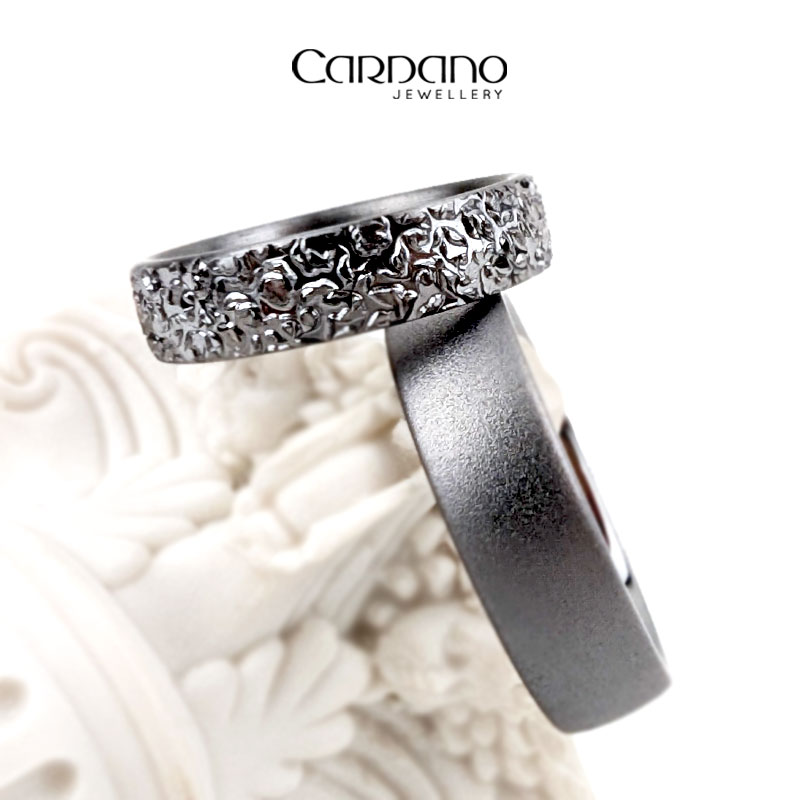 Obrączki z czarnego tantalu 