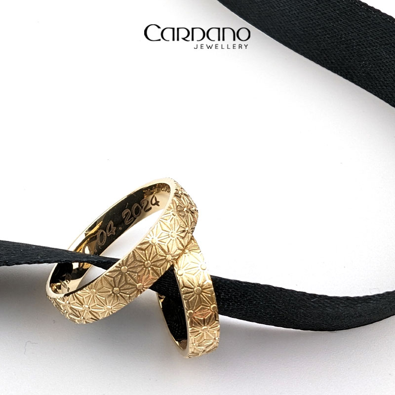 zlote-obraczki-z-motywem-kwiatow