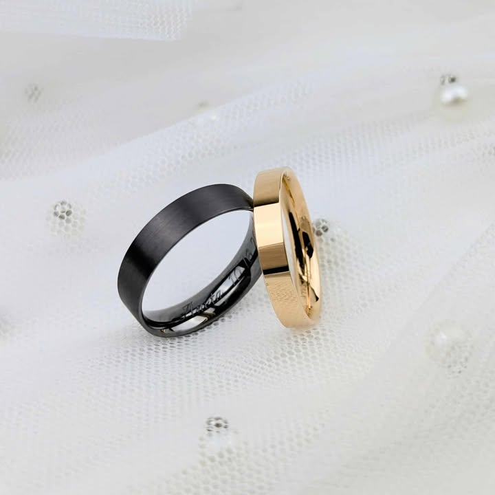 Obrączka z różowego złota i obrączka z tantalu