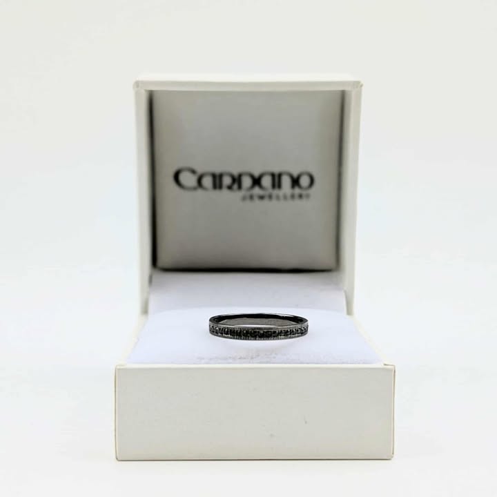 Czarny pierścionek z czarnymi diamentami