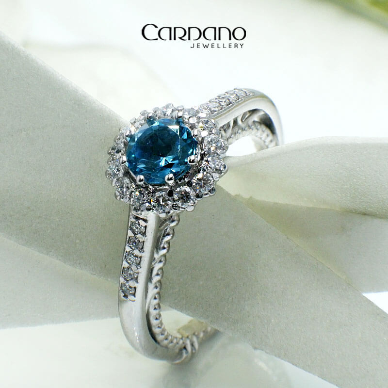 Piękny pierścionek z białego złota z topazem i brylantami.