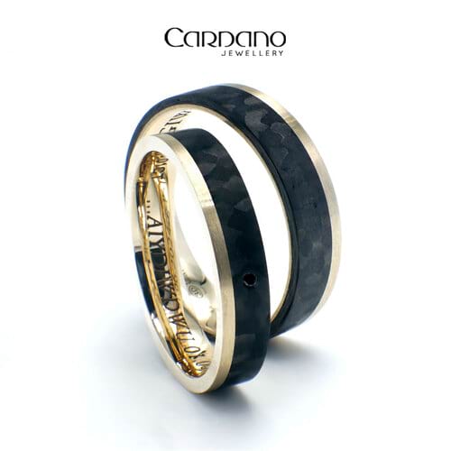 Carbonowe obrączki ślubne z żółtym złotem Partycji i Huberta | Jubiler Bydgoszcz