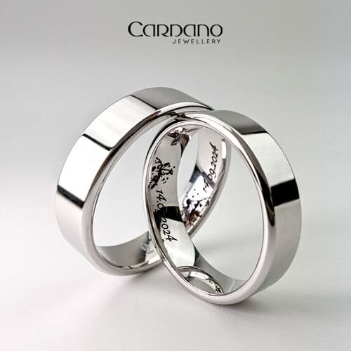 Płaskie obrączki ślubne z białego złota z grawerem Pauliny i Marcina | Jubiler Toruń