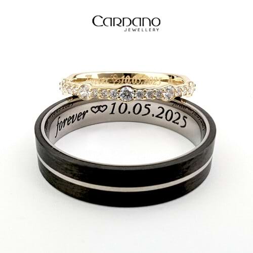 Dwie różne obrączki ślubne ze złota z brylantami oraz z carbonu Pauliny i Łukasza | Jubiler Bydgoszcz