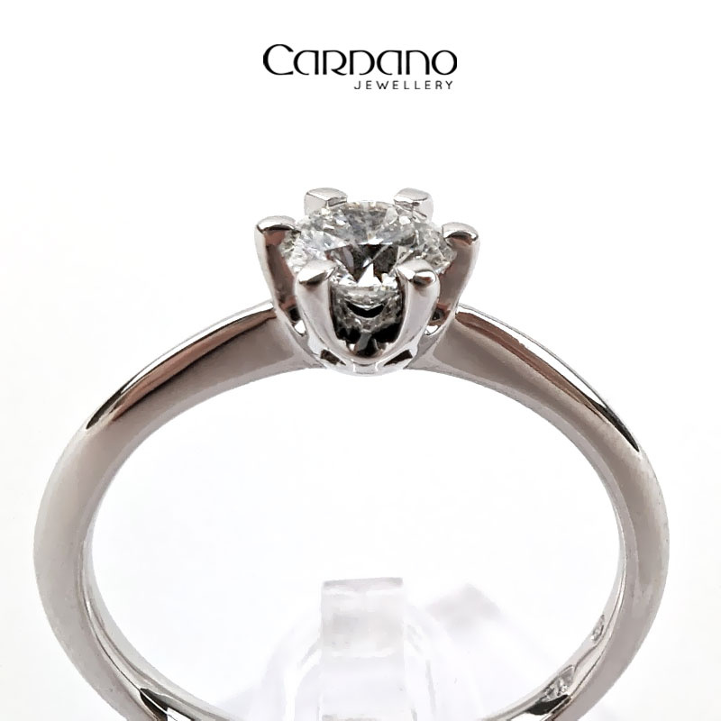 Pierścionek z białego złota z brylantem naturalnym