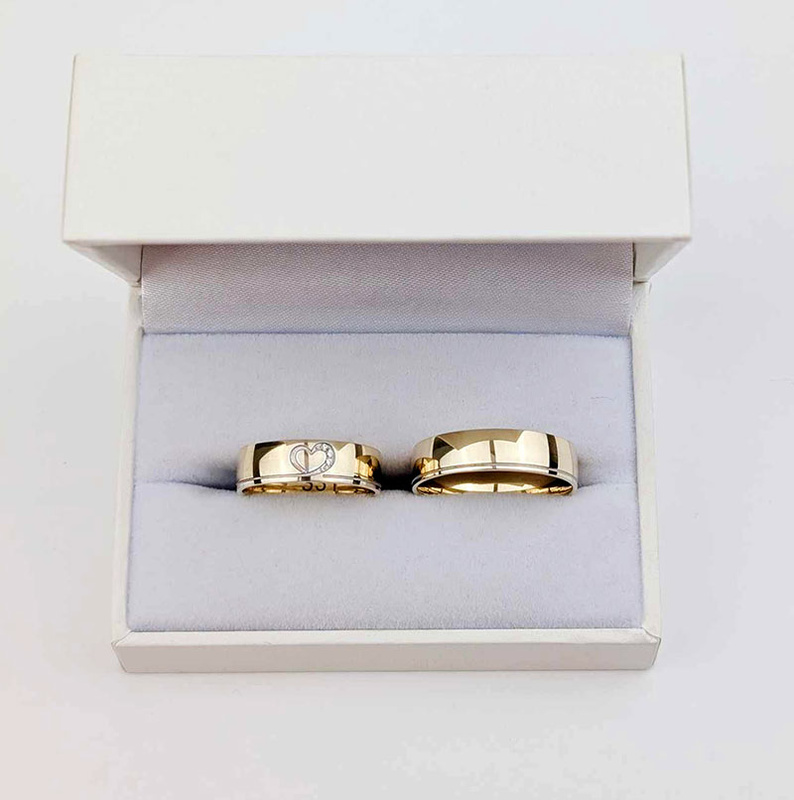 Obrączki ślubne półokrągłe ozdobione linią i sercem 5,5mm żółte złoto próba 585