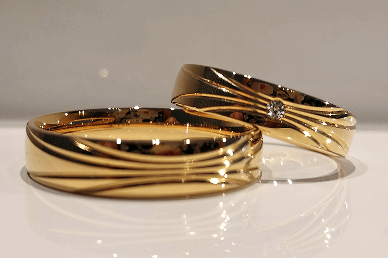 Obrączki ślubne półokrągłe 4,5mm z kamieniem żółte złoto 585