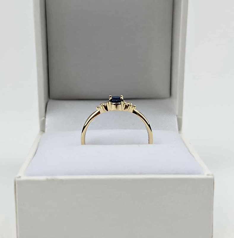 Złoty pierścionek z brylantami i szafirem