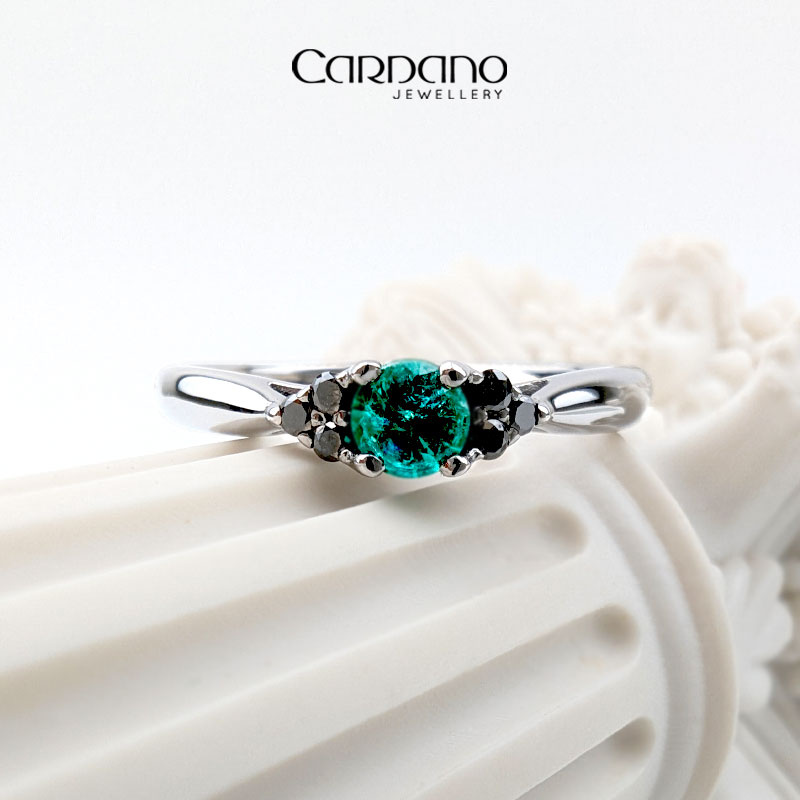 Czarny pierścionek ze szmaragdem i diamentami po bokach