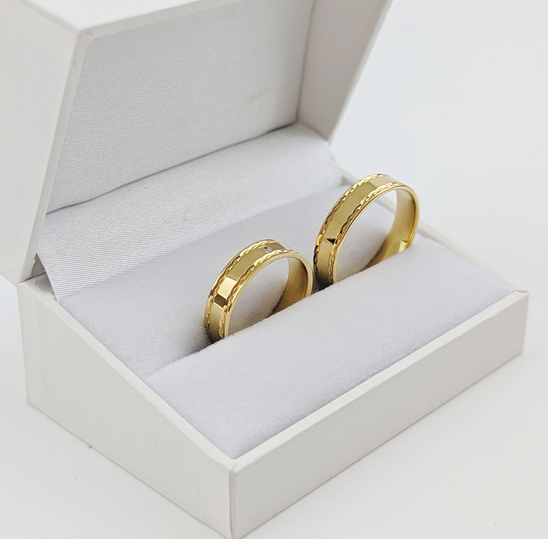 Obrączki ślubne płaskie 5mm ze zdobieniem i kamieniem złoto 585