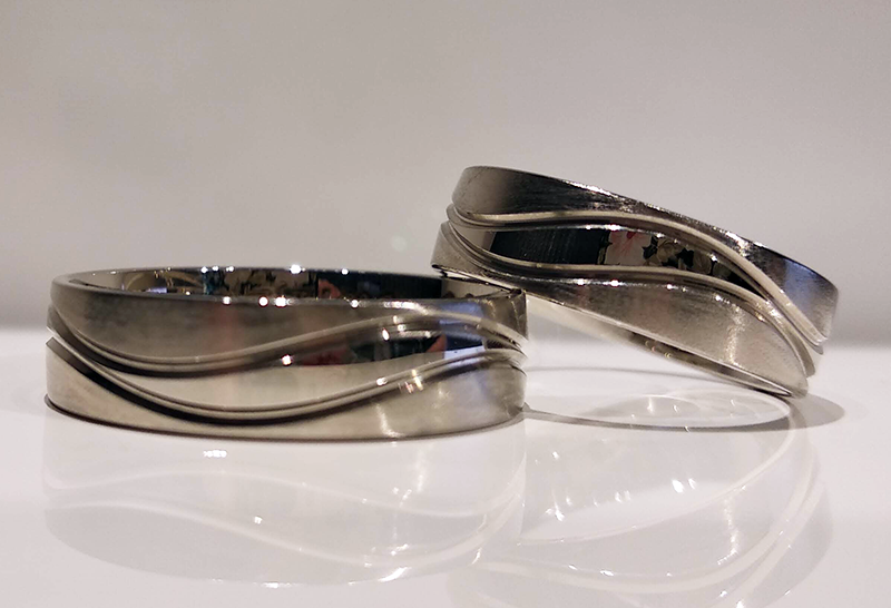 Obrączki ślubne półokrągłe 5,5mm ozdobione falami i kamieniem białe złoto 585