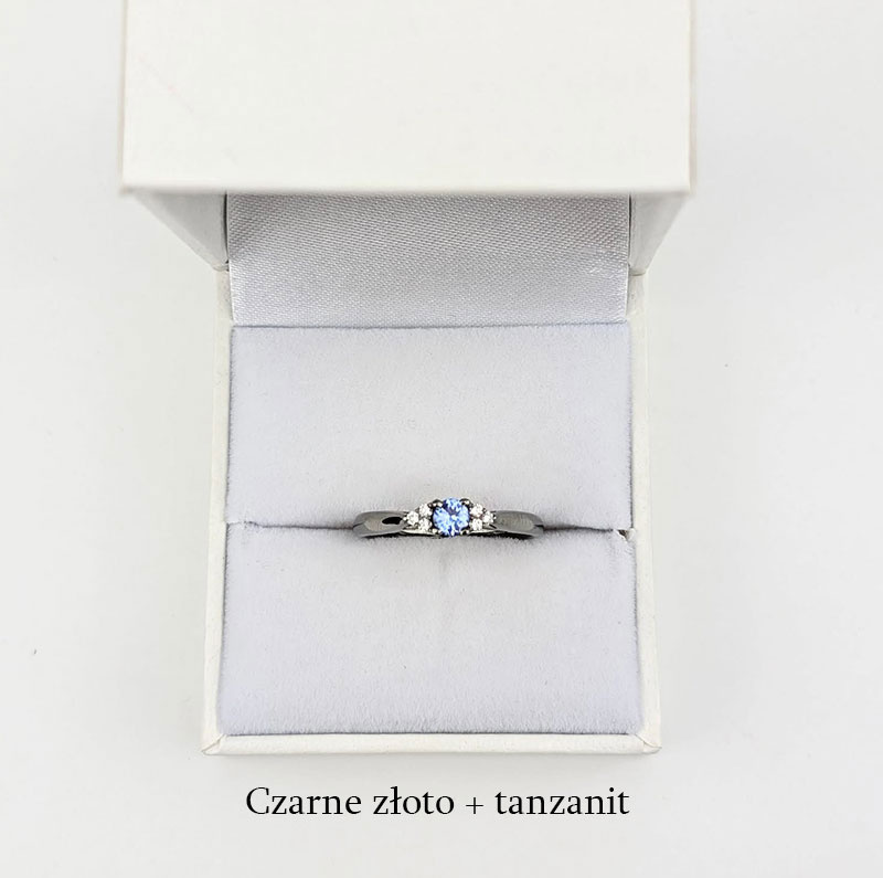 Czarny pierścionek z szafirem i diamentami po bokach