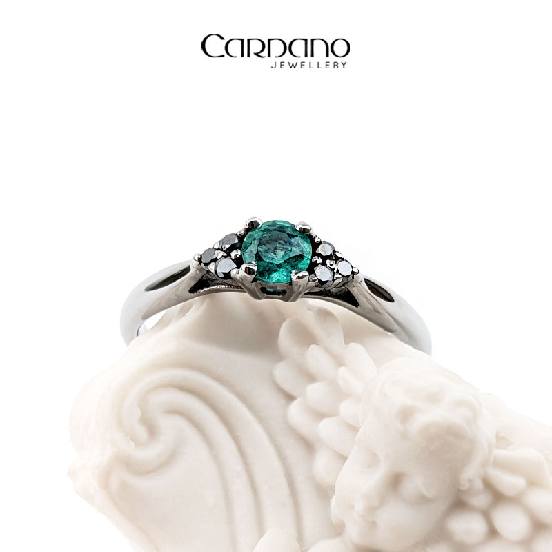 Czarny pierścionek ze szmaragdem i diamentami po bokach