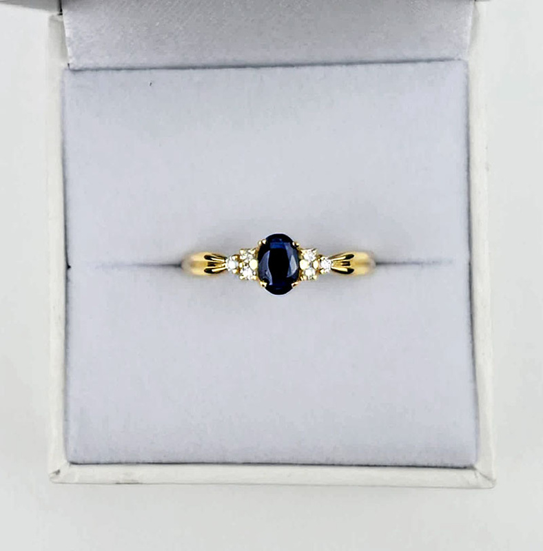 Złoty pierścionek z brylantami i szafirem