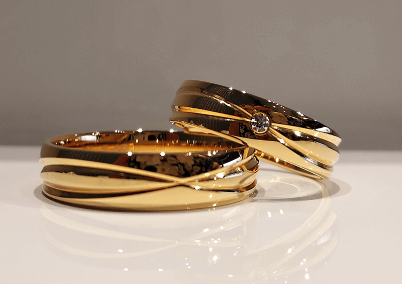 Obrączki ślubne 5mm półokrągłe z wzorem i kamieniem złoto próba 585