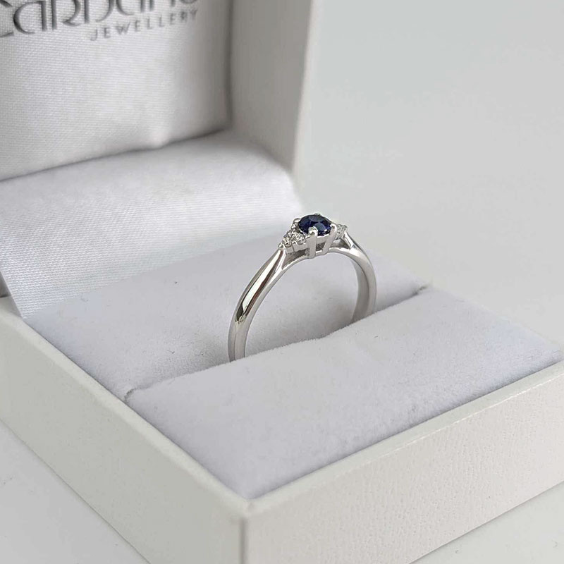Piękny pierścionek z szafirem z białego złota