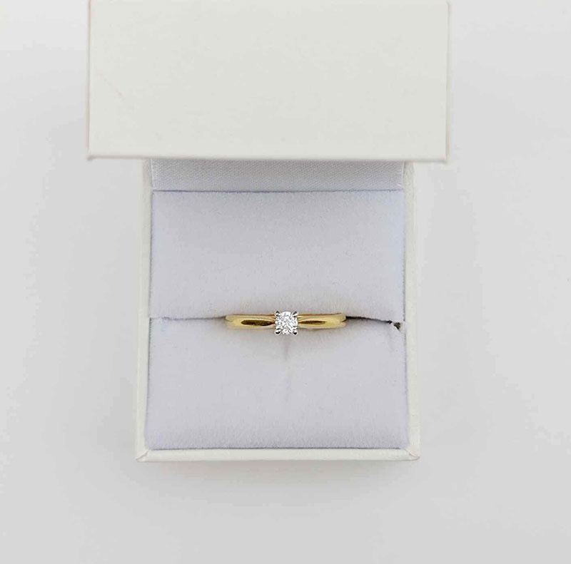 Żółty pierścionek z diamentem