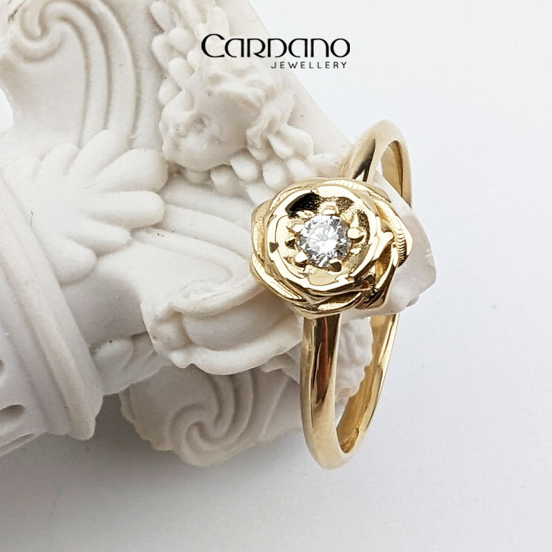 Złoty pierścionek z brylantem