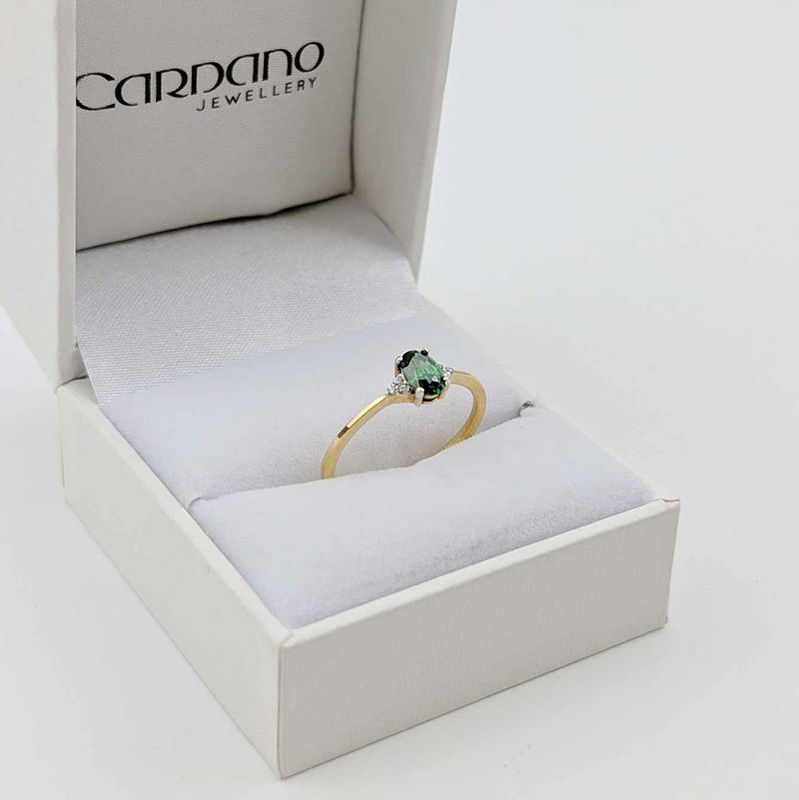 Żółty pierścionek ze szmaragdem i diamentami