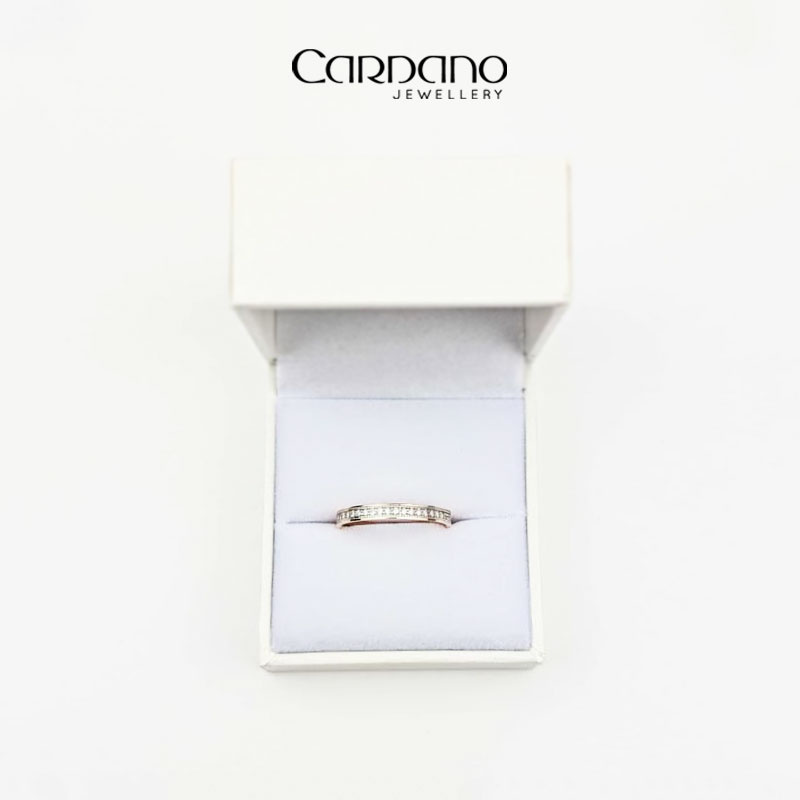 Pierścionek z białymi diamentami z różowego złota