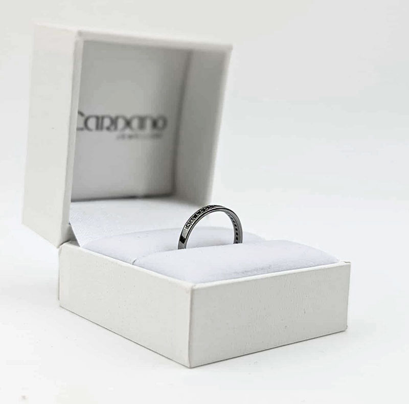 Czarny pierścionek z czarnymi diamentami