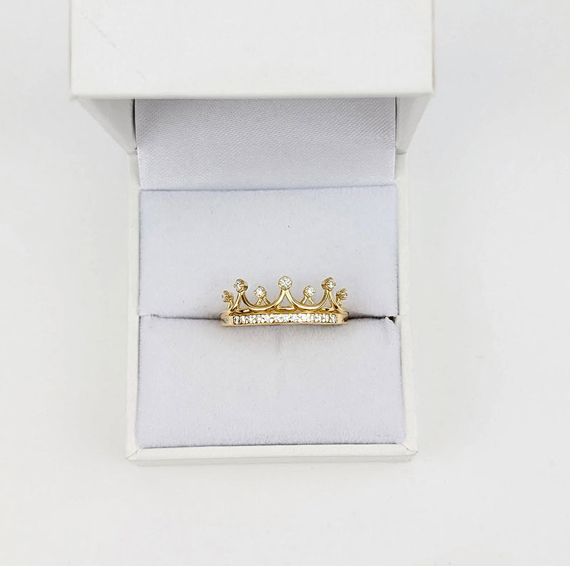 Złoty pierścionek korona z brylantami