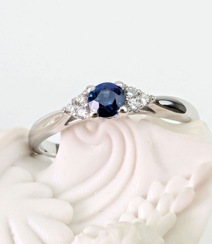Piękny pierścionek z szafirem z białego złota