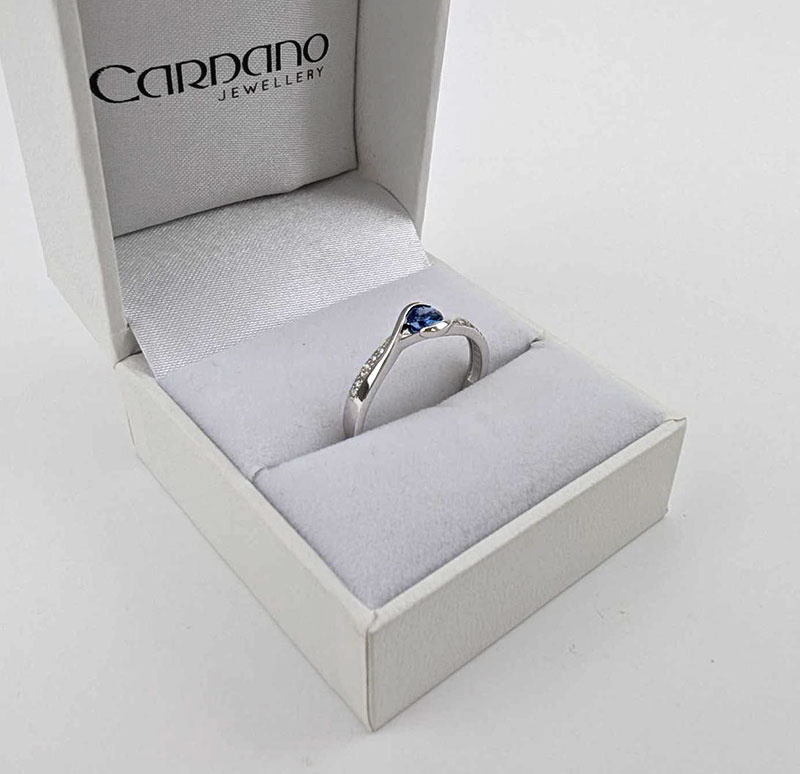 Elegancki pierścionek z szafirem i diamentami białe złoto 585