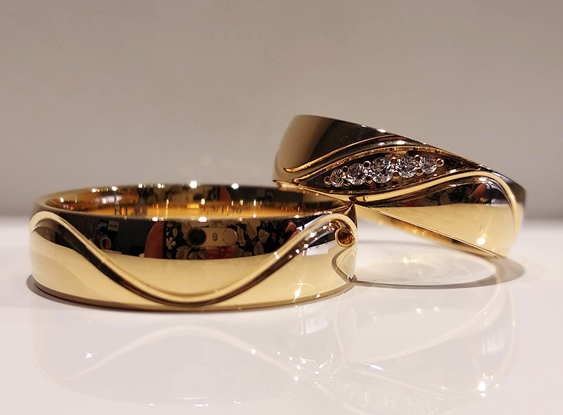 Obrączki ślubne półokrągłe 5,5mm z falami i kamieniami żółte złoto 585