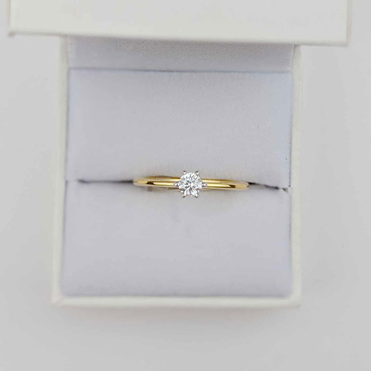 Złoty pierścionek z brylantem syntetycznym