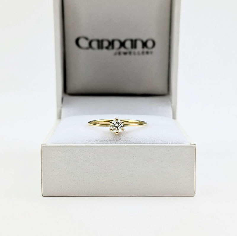 Złoty pierścionek z brylantem naturalnym