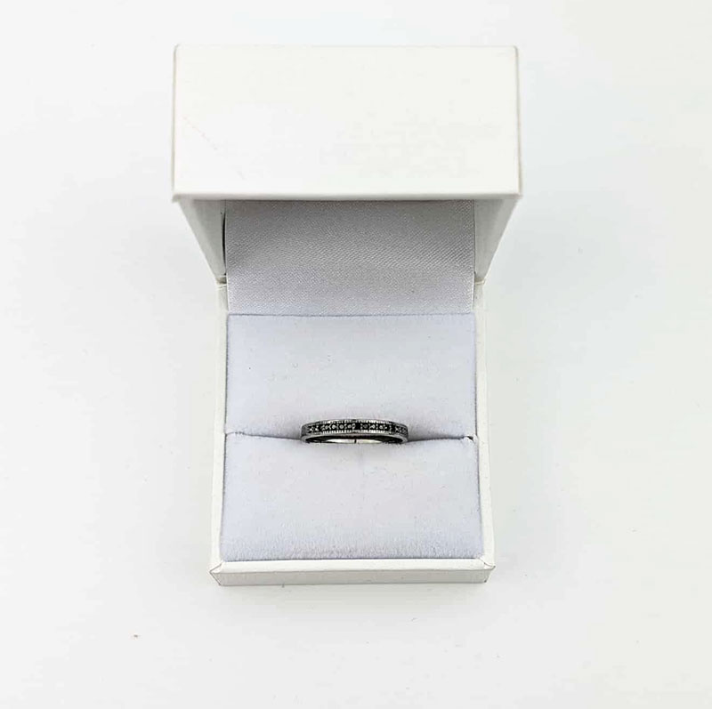 Czarny pierścionek z czarnymi diamentami