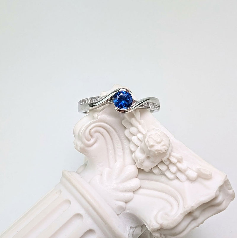 Elegancki pierścionek z szafirem i diamentami białe złoto 585