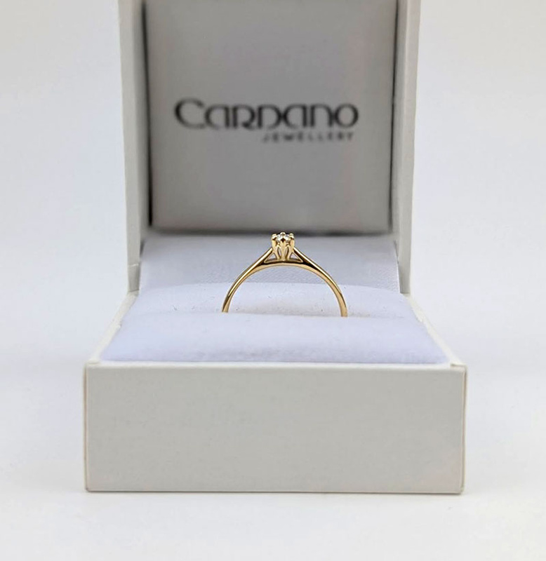 Złoty pierścionek z brylantem