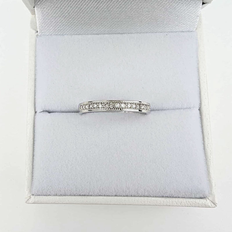 Biały pierścionek z diamentami