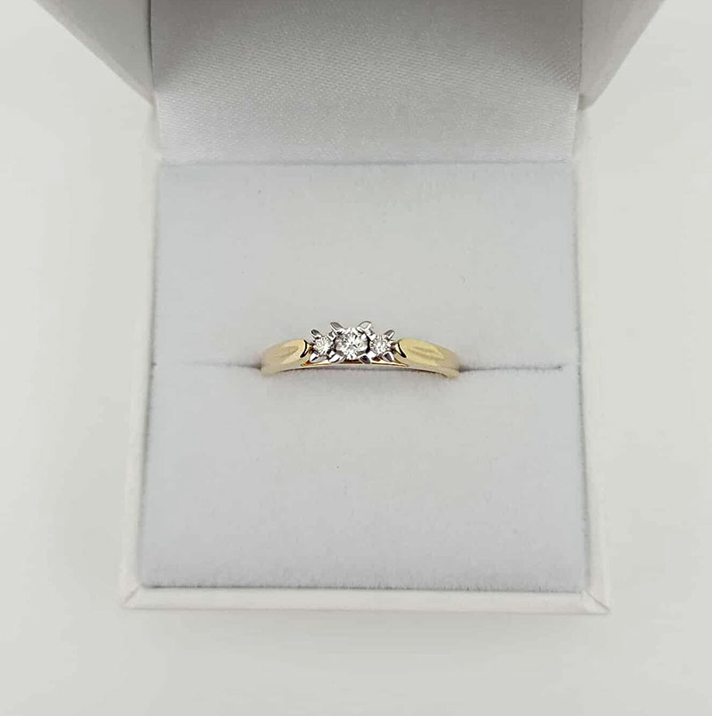 Pierścionek z diamentami żółte złoto 585