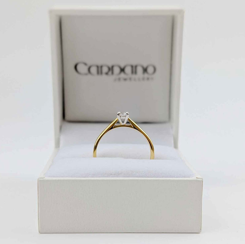 Żółty pierścionek z diamentem