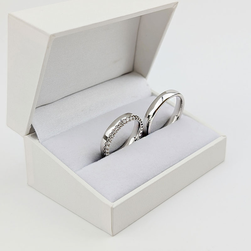 Obrączki ślubne półokrągłe 4,5mm z oprawionymi kamieniami dookoła białe złoto 585