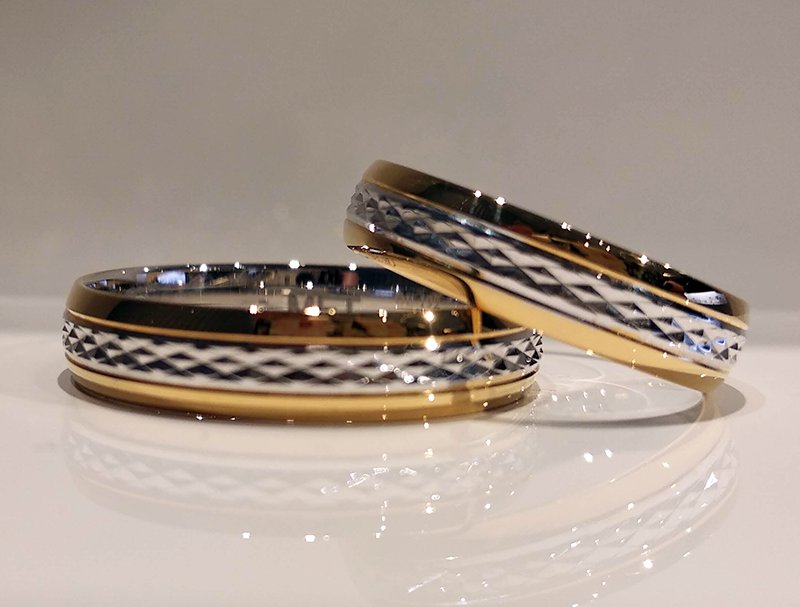 Obrączki ślubne półokrągłe 4,5mm z diamentowanym wzorem dwukolorowe z żółtego i białego złota próba 585