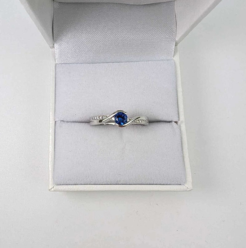 Elegancki pierścionek z szafirem i diamentami białe złoto 585