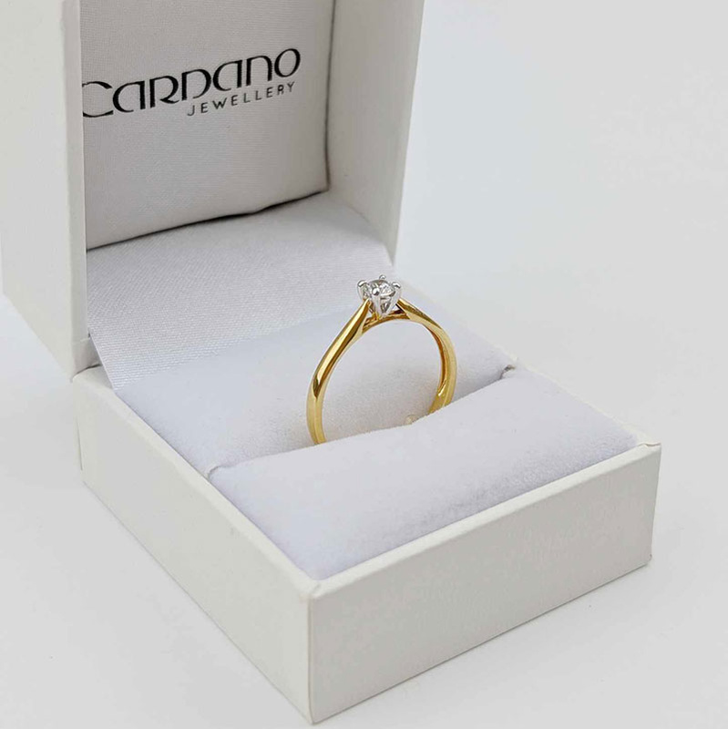 Żółty pierścionek z diamentem