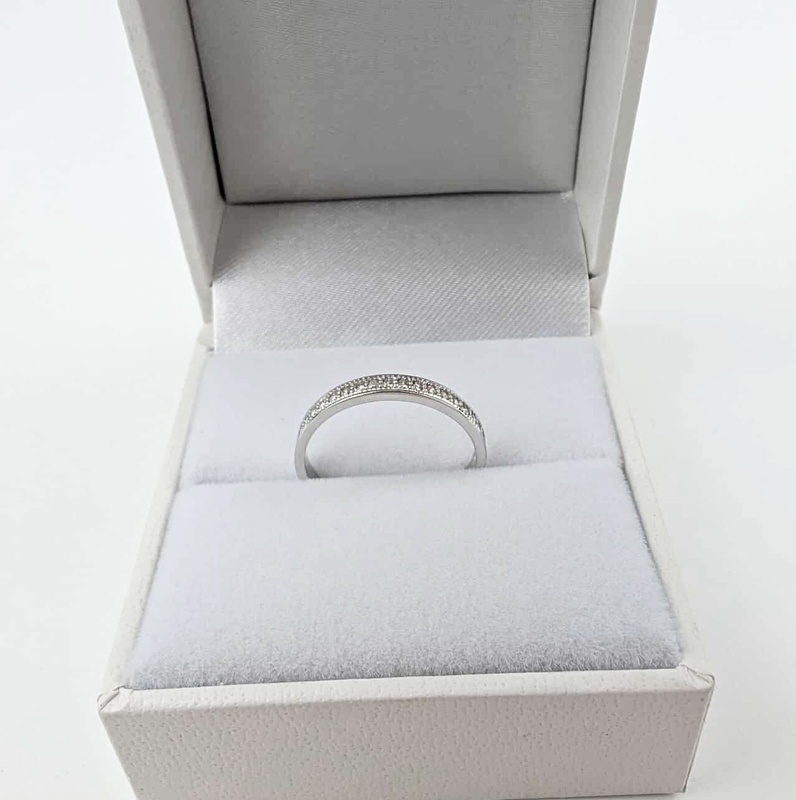 Biały pierścionek z diamentami