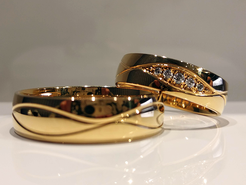 Obrączki ślubne półokrągłe 5,5mm z wzorem i kamieniami próba 585