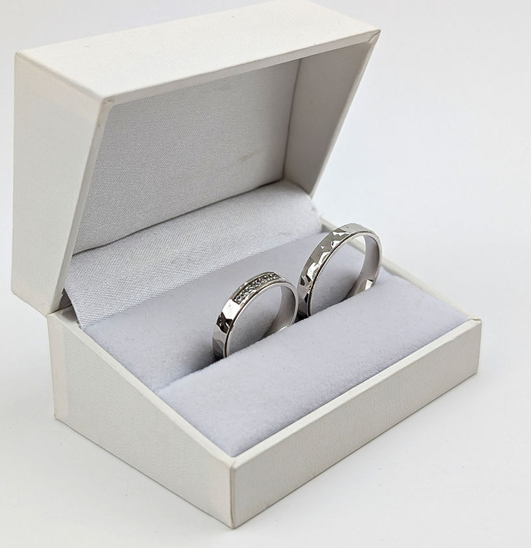 Obrączki ślubne młotkowane z kamieniami 4mm białe złoto 585