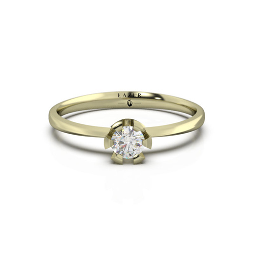 Złoty pierścionek z brylantem