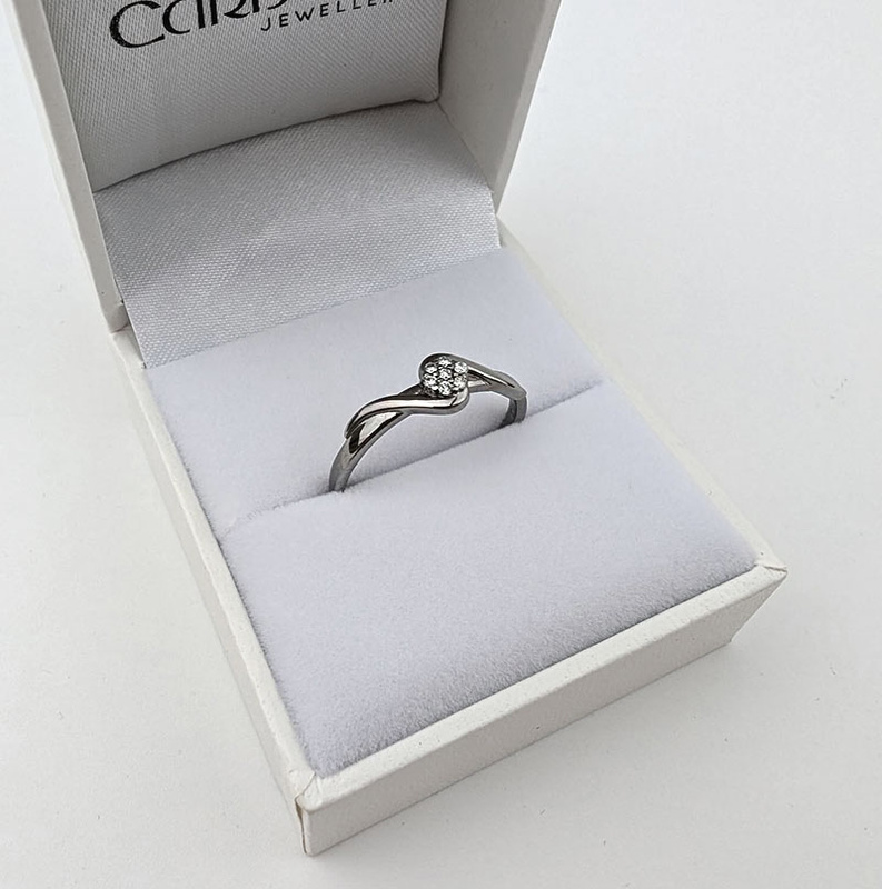 Piękny pierścionek z diamentami czarne złoto 585