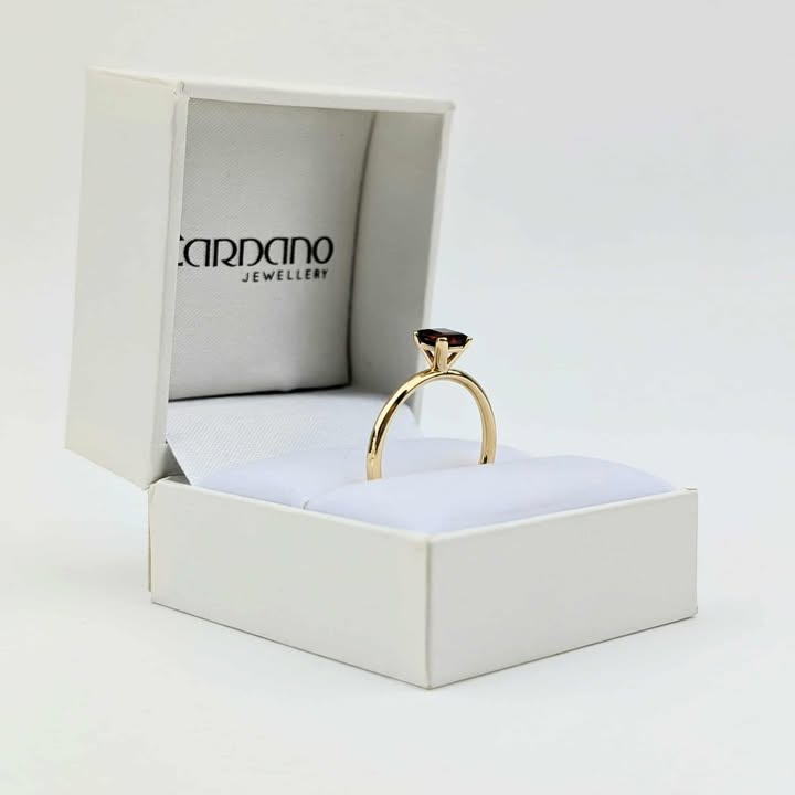 Złoty pierścionek z granatem