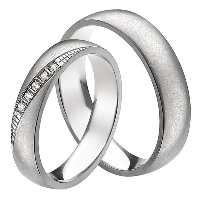 Matowe tytanowe obrączki z kamieniami.